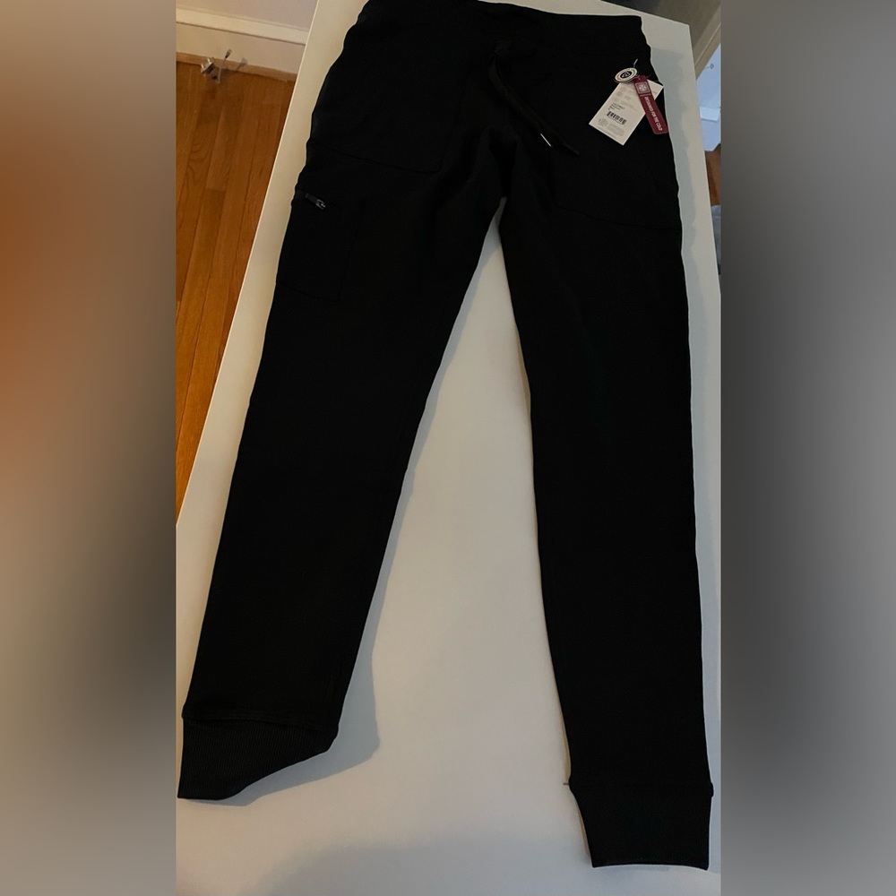 Black fleece cold weather joggers. NWT. size small.
